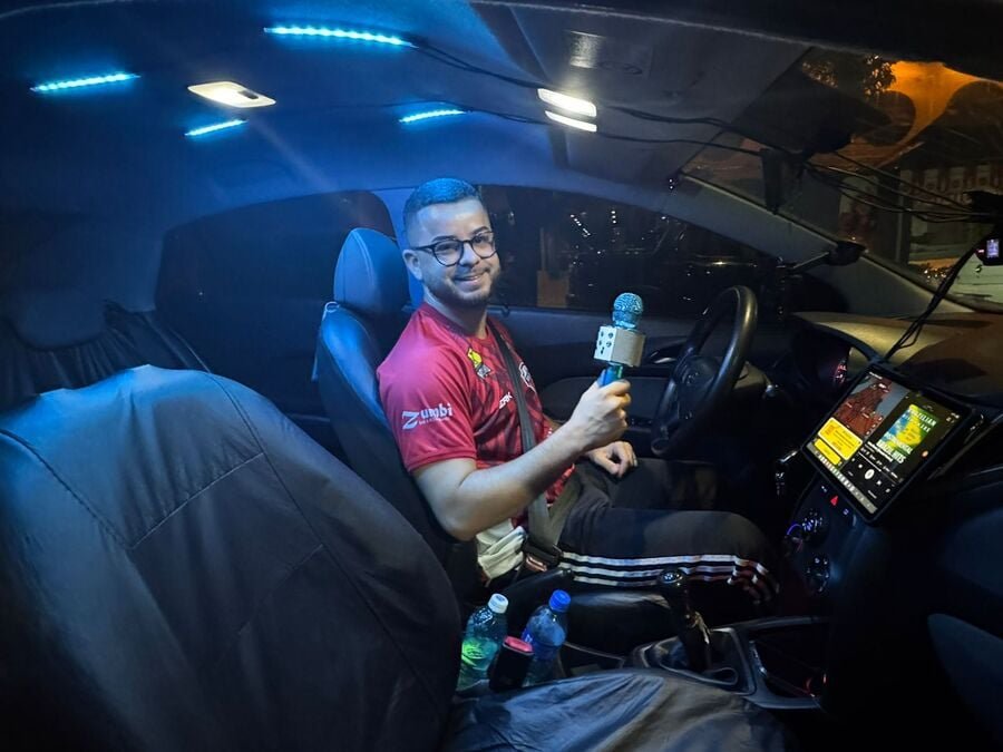 Motorista de aplicativo transforma carro em karaokê sobre rodas em Natal