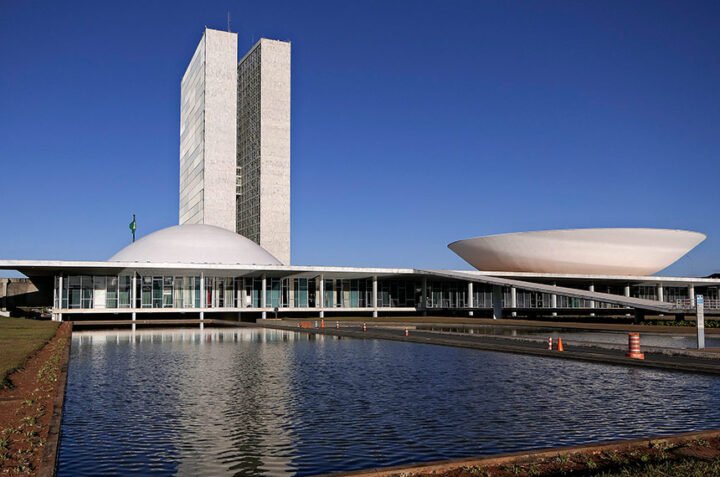 Democracia, ditatura e o espírito da coisa