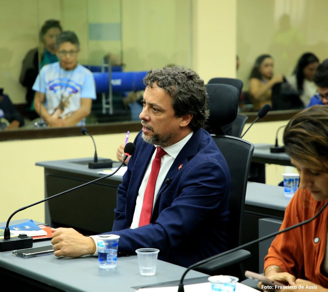Daniel Valença apresenta projeto de enfrentamento à misoginia nas escolas