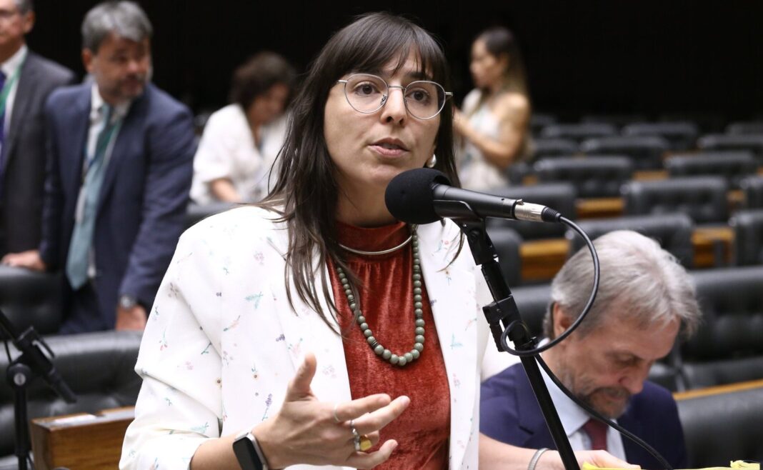 Natália cobra decreto de regularização fundiária para povos tradicionais